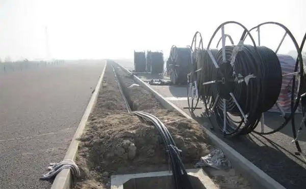 会宁光缆施工如何应对复杂地形布线难题？